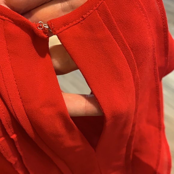 Red sleeveless flutter blouse - Picture 8 of 8